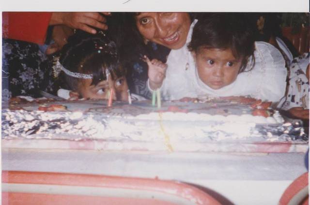 I´m trying to bite the cake