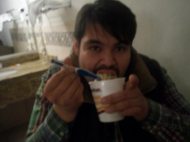 al cantante le da hambre