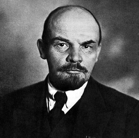 Members of the Mensheviks and the Socialist Revolutionaries join the government.