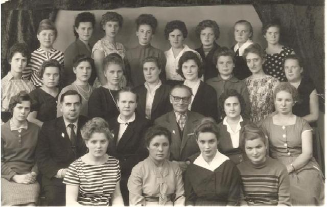 Нина Емельяновна закончила Куйбышевское педагогическое училище