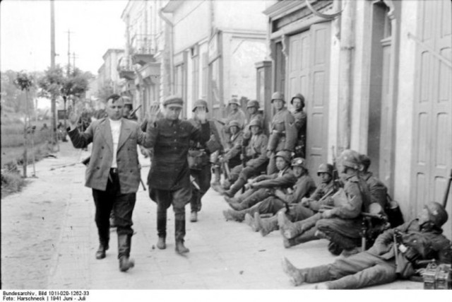 Hitler Orders all Soviet Commissars to Be Shot