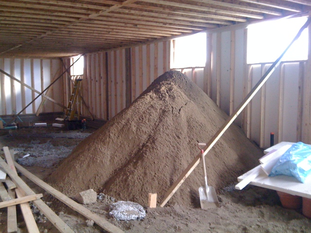 Kang Sangwon finds a tall sand pile