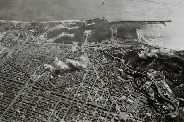 Comienzo de los bombardeos aéreos en Barcelona