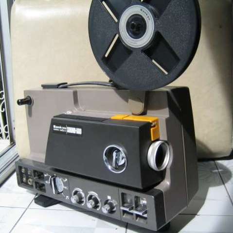 เริ่มใช้เครื่องฉายภาพยนต์ในการจัดการเรียนการสอน