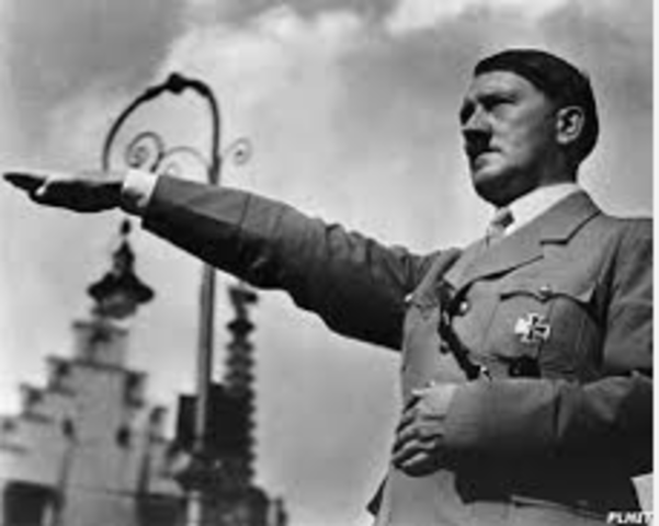 Hitler se autoproclama comandante supremo de las fuerzas armadas.