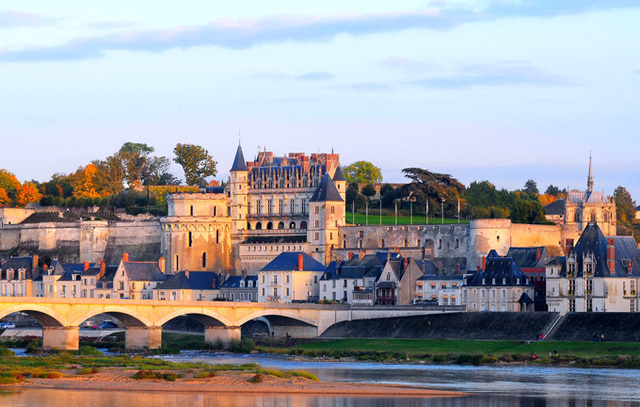 moves to  Amboise