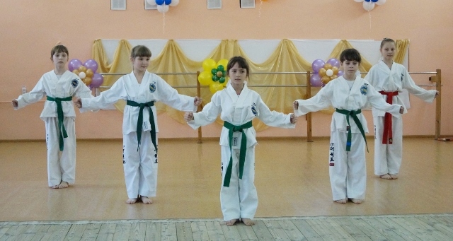 Празничный концерт "А как же без женщин..."