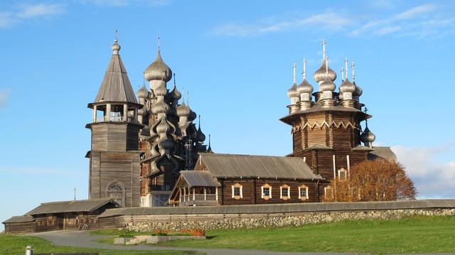 На базе архитектурного ансамбля Кижского погоста был основан Государственный историко-архитектурный музей «Кижи»