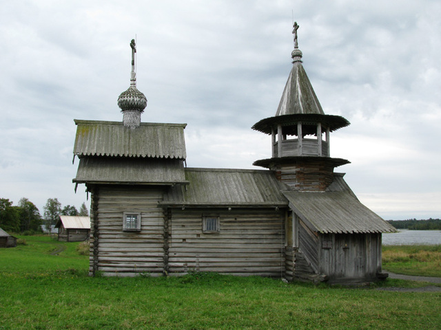 На остров Кижи из деревни Леликозеро перевезена Часовня Михаила Архангела