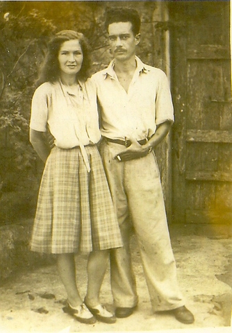 Se casa con Mª Antonia y tienen 4 hijas.