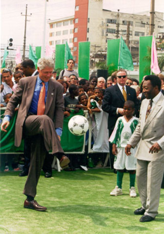 Pele gra z prezydentem Bill Clinton (1997)