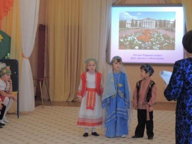 Музыкальный зал оснащен интерактивной доской, которая используется для образовательной деятельности в связи с внедрением новых стандартов.