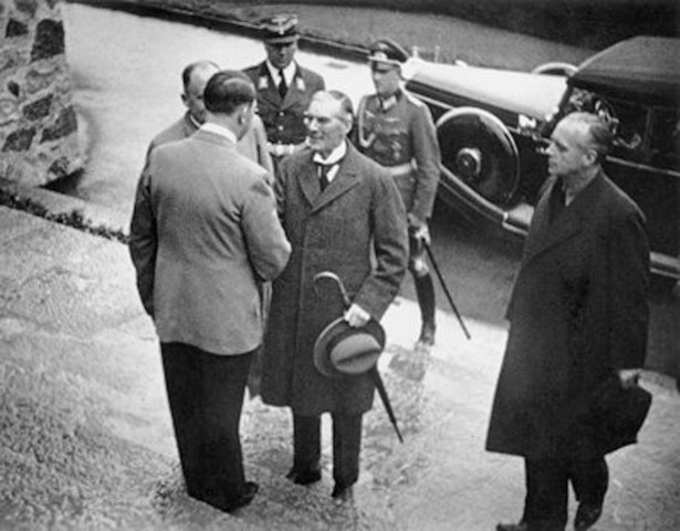 Hitler and Chamberlain Meet at Berchtesgaden