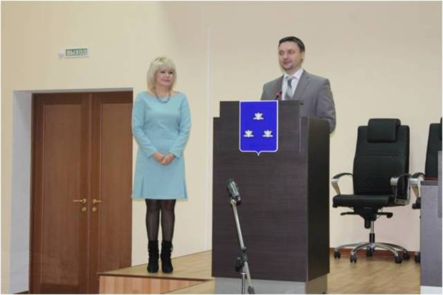 Вручение Благодарственного письма директору ГАОУ СПО НГГТК Земалиндиновой В.М. от заместителя председателя Правительства Самарской области