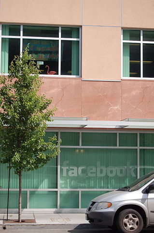 В июне 2004 года Facebook переезжает в Пало-Альто (Калифорния)