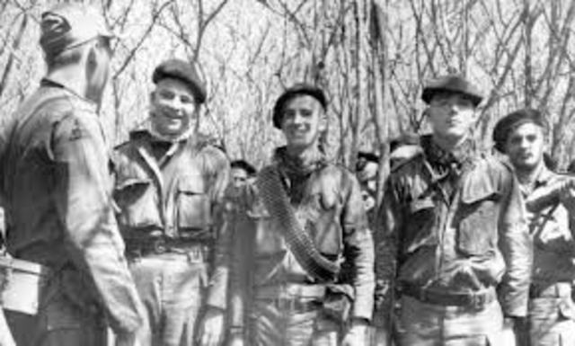 Castro and his folowers invade Cuba but are discovered. Survivors hide in the mountains.