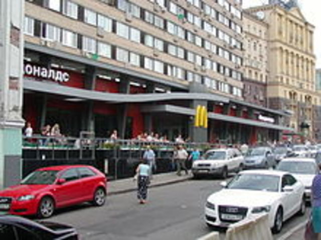 1st McDonalds opens in Moscow