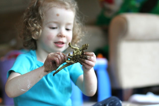 Cuando yo tenía tres años, yo jugaba con los dinosaurios.