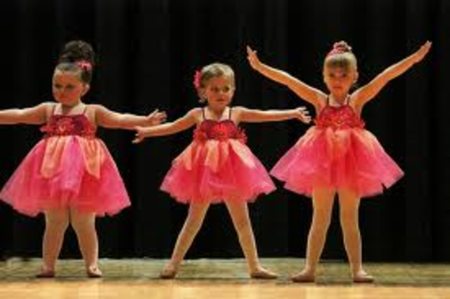 Cuando yo tenía cinco años, yo bailaba con mis amigos.