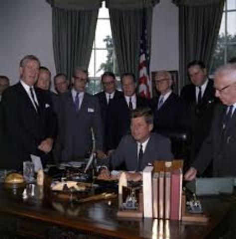 President Kennedy signs the Foreign Assistance Act of 1962
