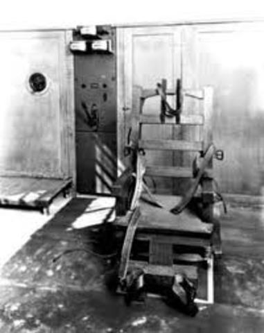 Julius and Ethel Rosenberg gets electrecuted