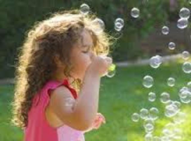 Cuando yo tenía ocho años, yo soplaba burbujas en mi patio trasero.