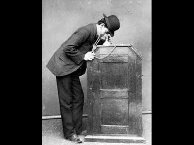 1905 – First “nickelodeon machines”