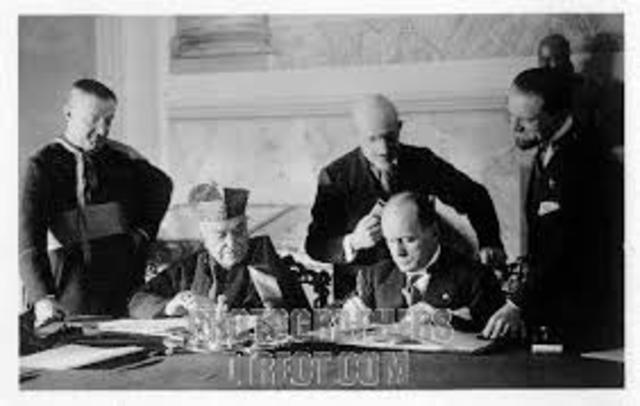 Mussolini signs the Lateran Treaty
