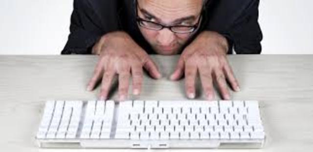 Na década de 70, os computadores chegam ao Brasil, ficando acessíveis à população