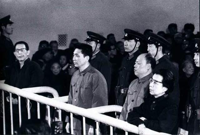 Hua Guofeng ordered to arrest "Gang of Four"