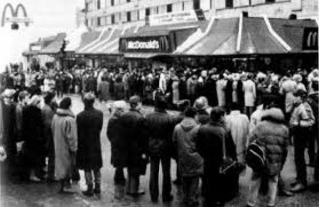 1st McDonalds opens in Moscow