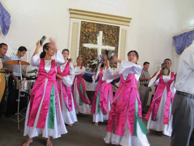 Cuando yo tenía diez años, yo cantaba,yo bailaba, y yo actaba.