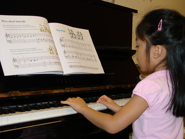 Cuando yo tenía catorce años, yo tomé lecciones de piano, yo saltaba la cuerda, y yo practicaba como cantar.