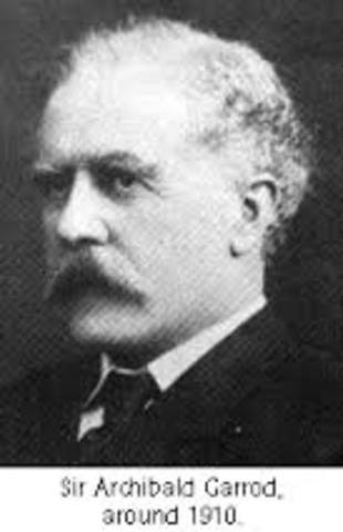 Sir Archibald Garrod  atribuye la primera enfermedad humana a causas genéticas: el albinismo