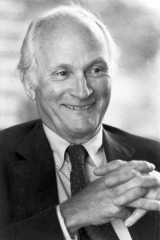 M. Hoagland descubre la molécula de ARNt como adaptador.