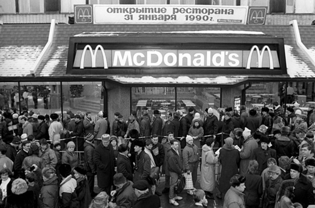 1st McDonalds opens in Moscow
