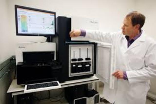 La tecnología de secuenciación automática permite que los proyectos genómicos se aceleren.