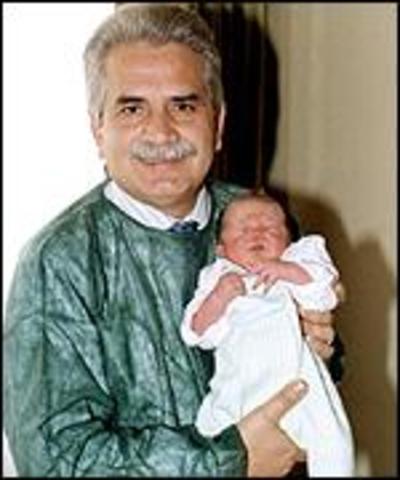 El especialista de fertilidad italiano Severino Antinori habla en una conferencia sobre el clonado humano en Roma