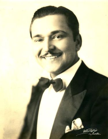 Paul Tutmarc build a solid body bass