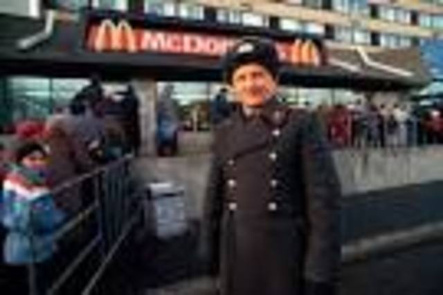 First Mcdonalds opens in Moscow