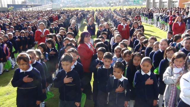 Primera formacion de los estudiantes del plantel