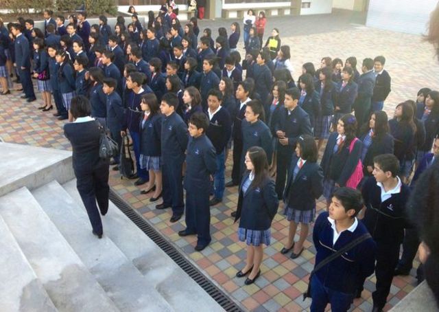 primeros estudiantes en usar el terno de la institucion