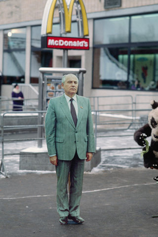 1st McDonalds opens in Moscow