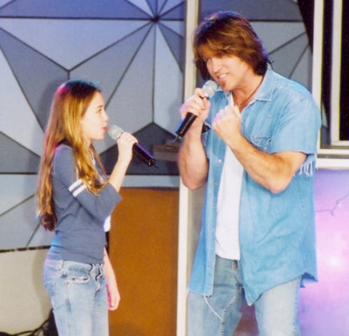 Miley canto por primera vez