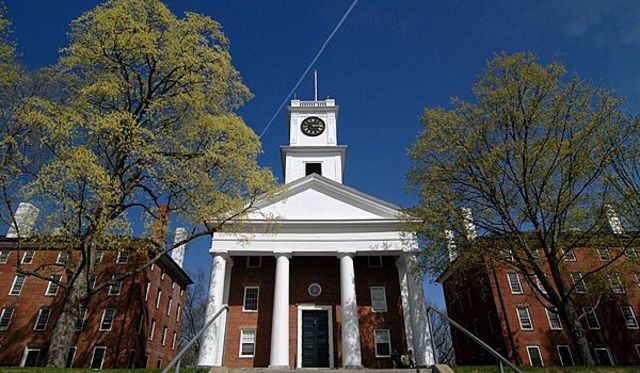 Se gradúa de Amherst College en Inglés y Filosofía, con una concentración en Lógica y Matemática