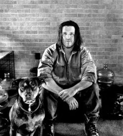 se suicida, ahorcándose en el garaje de su casa, en Pomona, California