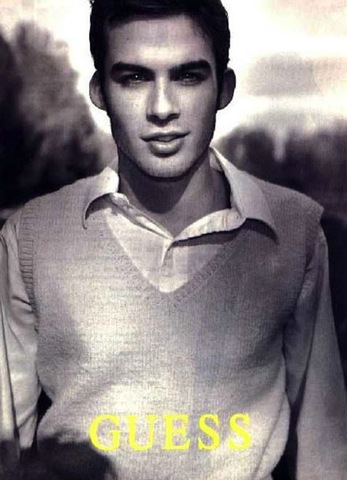 Inicia su carrera de modelaje.