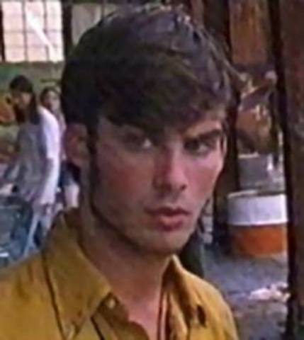 hace su primera aparición en televisión.