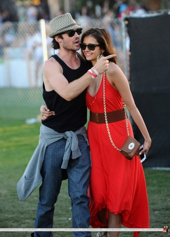 Confirmó que estaba saliendo con nina dobrev.