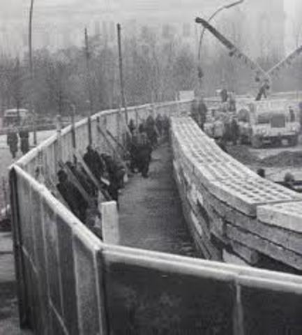 Berlin Wall Construction